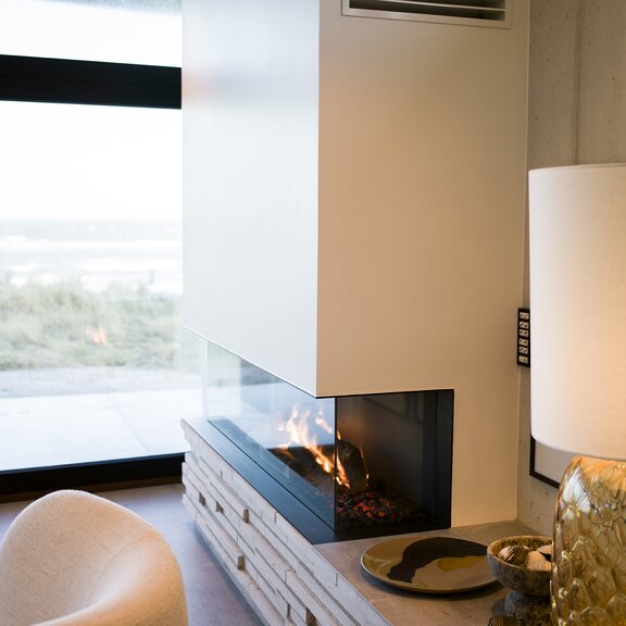 Gas-Kamineinsatz VISIO 160 dreiseitig mit schwarzem Stahlrahmen und Seitenbank