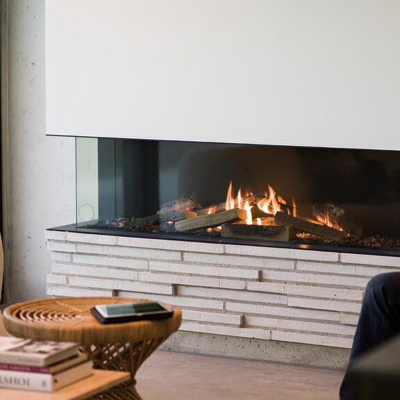 Gas-Kamineinsatz VISIO 160 mit dreiseitigen Glas und schwarzen Stahlrahmen