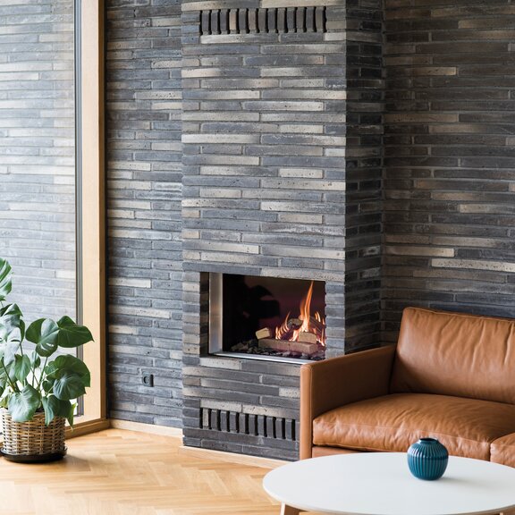 Gas-Kamineinsatz VISIO 70 F mit Frontglas und gemütlichem Wohnzimmer