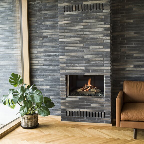 Gas-Kamineinsatz VISIO 70 mit Frontglas und moderner Leder Sessel