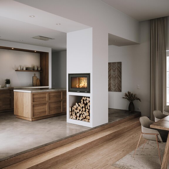 Holz-Kamineinsatz R-500 Frontversion, eingebaut zwischen Küche und Esszimmer