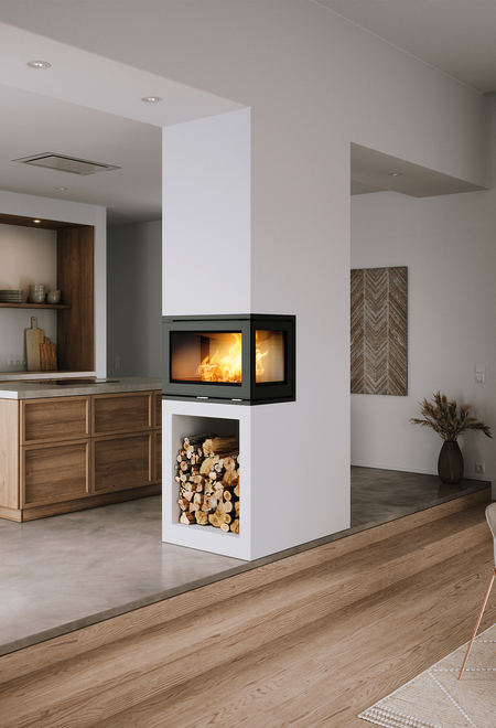 Holz-Kamineinsatz R-500 dreiseitig verglast eingebaut, zwischen Küche und Esszimmer