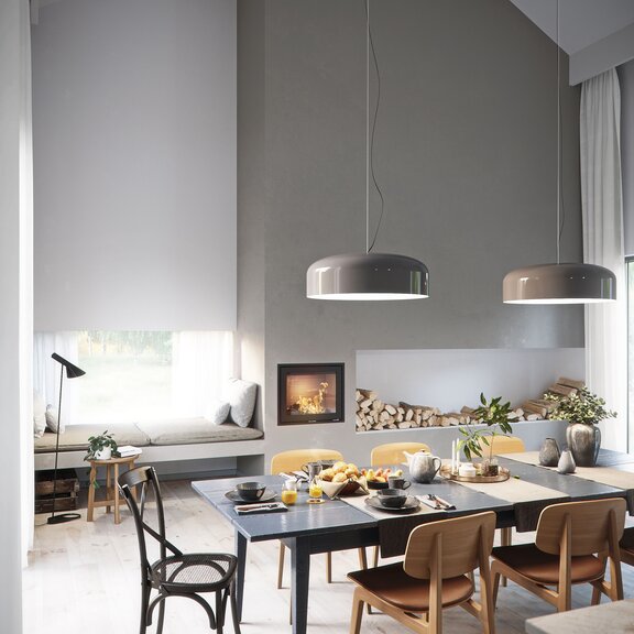 Holz-Kamineinsatz R-600 Frontversion als Mittelpunkt im Esszimmer mit gedecktem Tisch