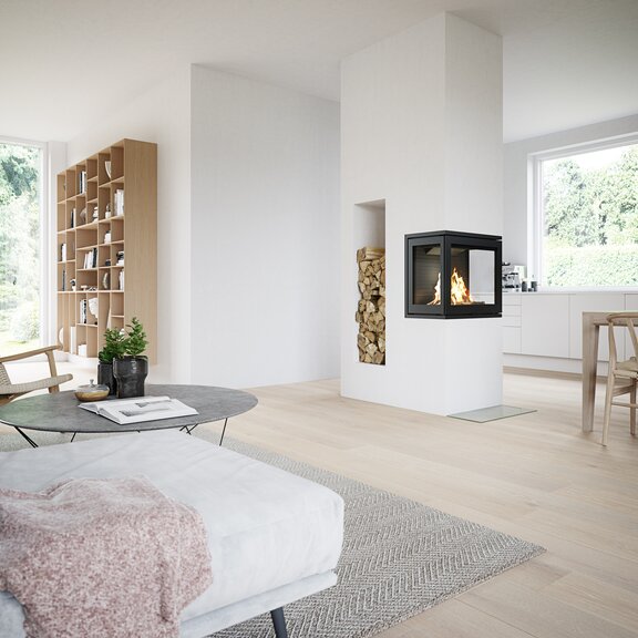 Holz-Kamineinsatz R-600 dreiseitig in einer hellen, offenen Küche