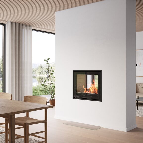 Kamineinsatz R-600 Tunnel im modernen Wohnzimmer mit Holzelementen und grossen Fenstern