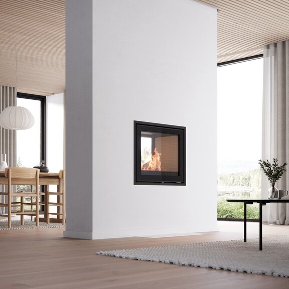 Kamineinsatz R-600 Tunnel mit weisser Verkleidung im hellen Wohnzimmer mit Holztisch