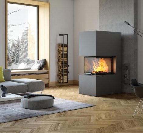 Holz-Kamin VISIO 3:1 ST teilt als freistehender, fertig eingebauter Kamin Räume intelligent auf und präsentiert das Flammenbild auf alle Seiten
