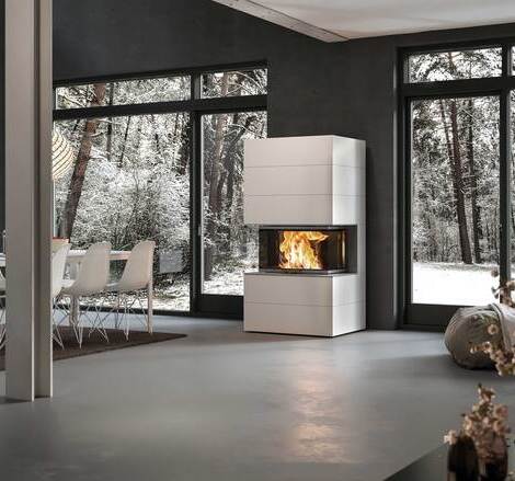 Holz-Kamin VISIO 3 ELEMENT eingebaut in weiss gestrichenen Betonelementen als freistehender dreiseitiger Kamin mitten im Raum