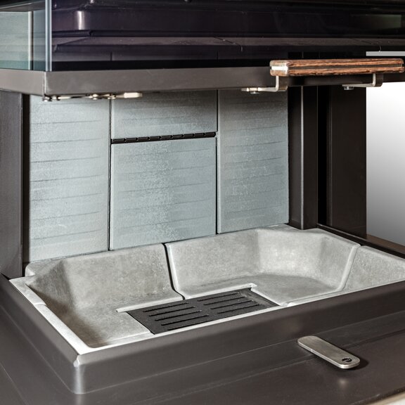 Design-Feuerraumauskleidung von VISIO 3 ELEMENT mit Türgriff aus Holz, offener Hubtür ohne Feuer