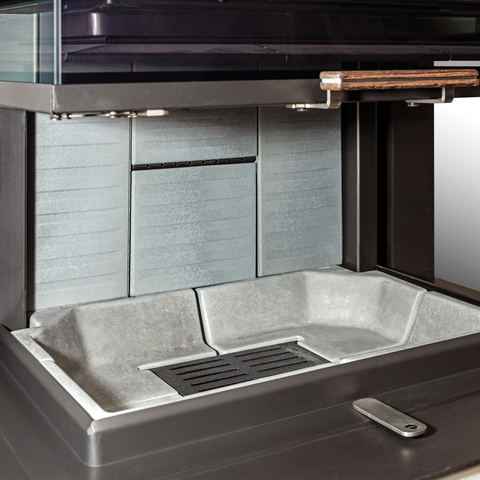 Design-Feuerraumauskleidung von VISIO 3 ELEMENT mit Türgriff aus Holz, offener Hubtür ohne Feuer