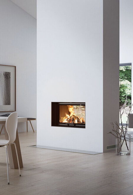 Holz-Kamin VISIO TUNNEL steht mitten im hell möblierten Raum ermöglicht trotzdem den Durchblick von Wohnzimmer zu Esszimmer