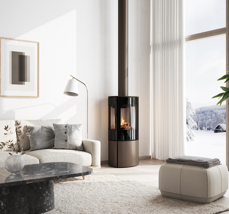 Gas-Kaminofen CARO 110 in Mokka mit Vollglas-Feuerraumtür und Seitenfenster im gemütlichen Wohnzimmer