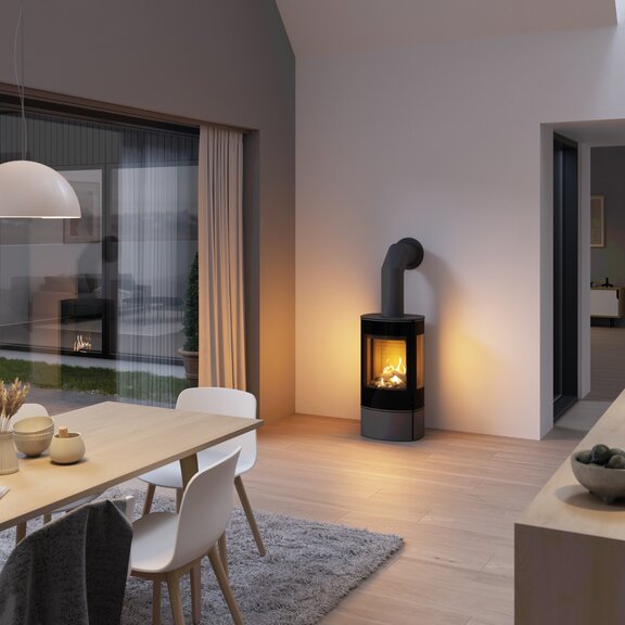 Gas-Kaminofen CARO 90 in Platin mit Vollglas-Feuerraumtür und Seitenfenster im Esszimmer mit Kochinsel