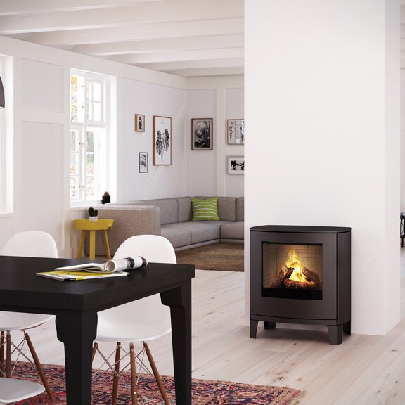 Gas-Kaminofen Q-TEE 2 C mit Stahltür auf modernen Design-Stellfüssen in dekorativem Esszimmer