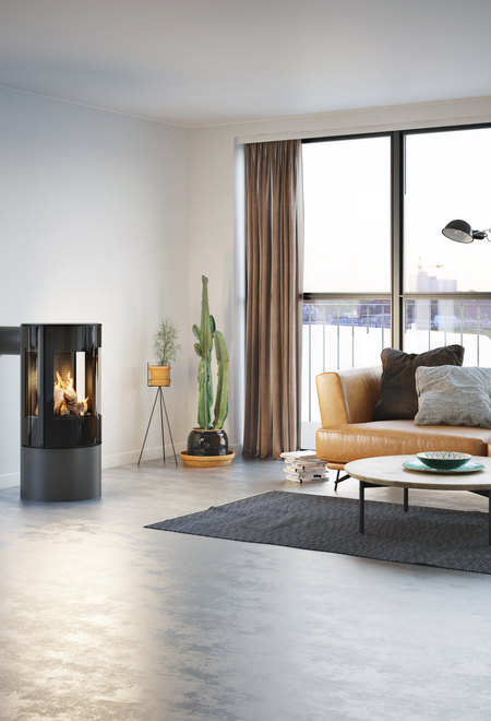 Gas-Kaminofen VIVA 100 L in Platin mit Vollglas-Feuerraumtür in einer minimalistischer Wohnung mit Aussicht auf die Skyline