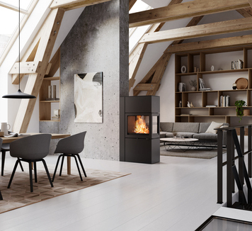 Kaminofen 600 RD in der Farbe Schwarz fungiert als Raumteiler zwischen Esszimmer und modernem Wohnzimmer