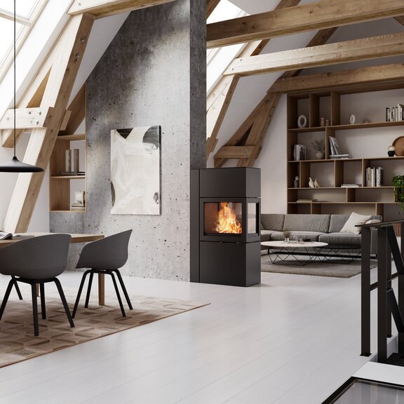 Kaminofen 600 RD in der Farbe Schwarz fungiert als Raumteiler zwischen Esszimmer und modernem Wohnzimmer