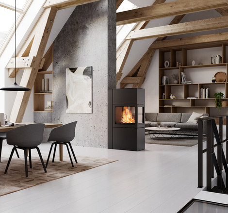 Kaminofen 600 RD in der Farbe Schwarz fungiert als Raumteiler zwischen Esszimmer und modernem Wohnzimmer