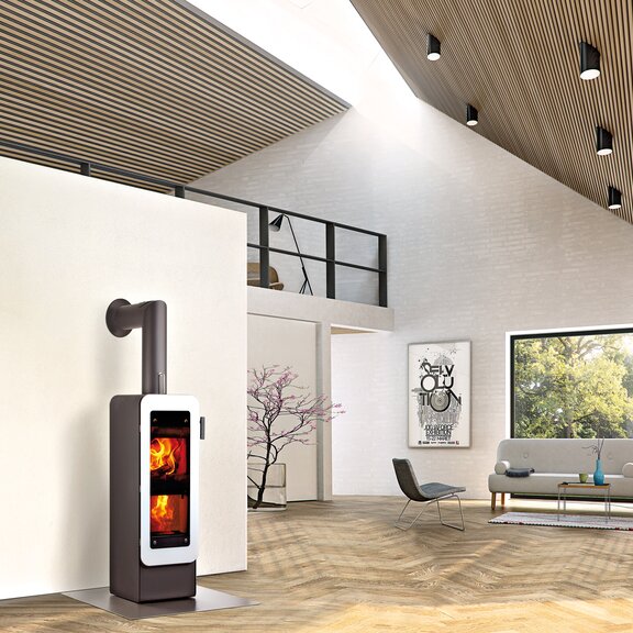 Holz-Kaminofen bionic fire EVO in der Farbe Schwarz mit weisser Vollglas-Feuerraumtüre im modernen Loft