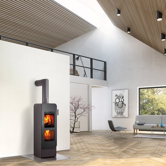 Holz-Kaminofen bionic fire EVO in der Farbe Schwarz mit Stahltüre im modernen Loft