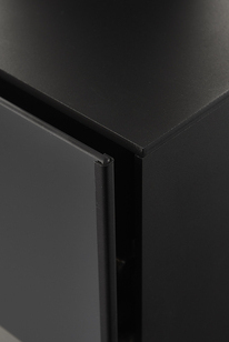 Hochwertige Stahlverarbeitung der Feuerraumtür am Kaminofen bionic fire STUDIO