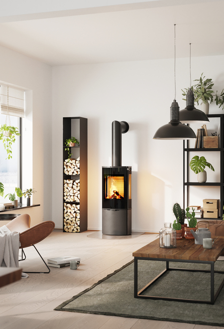 Holz-Kaminofen CARO 110 in Schwarz mit Vollglas-Feuerraumtür und Seitenfenster im Wohnzimmer