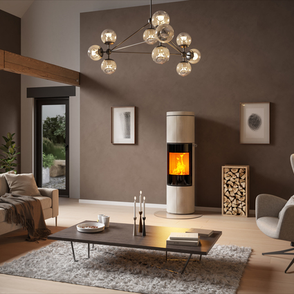 Holz-Kaminofen JUNO 166 L in Naturstein "Porto" und Vollglas-Feuerraumtür in grossem Wohnzimmer in Erdfarben