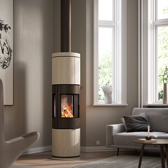 Holz-Kaminofen JUNO 166 L mit Naturstein «Porto» Verkleidung und Seitenfenstern im modernen Wohnraum in Erdtönen