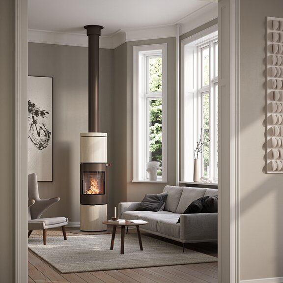 JUNO 166 L mit Naturstein «Porto» Verkleidung und Stahltüre in der Farbe Mokka im modernen Wohnraum mit grossen Fensterfronten