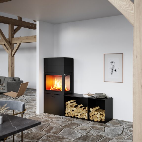 Holz-Kaminofen MAX 600/150 in Schwarz mit einem Seitenfenster und zwei Seitenbänken als Eckmodell im Esszimmer