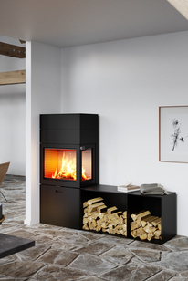 Holz-Kaminofen MAX 600/150 in Schwarz mit einem Seitenfenster und zwei Seitenbänken als Eckmodell im Esszimmer