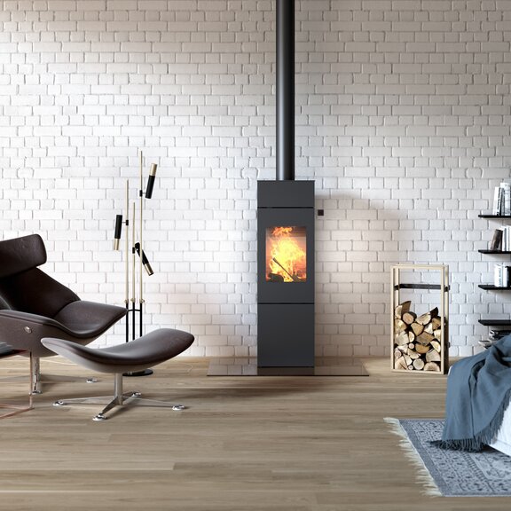 Holz-Kaminofen NEXO 140 in Schwarz mit Stahltür in Loft im Industrialstil mit grossem Bücherregal