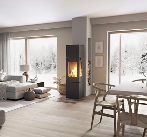 Holz-Kaminofen NEXO 160 in Schwarz mit Stahltür und Seitenfenster mitten im Wohnraum zwischen Esszimmer und Wohnzimmer