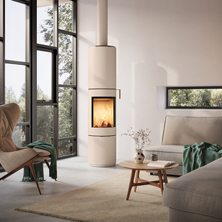 Kaminofen PILAR in Sand mit Stahltüre und Eichenholz Türgriff im modernen Wohnraum mit grosser Fensterfront
