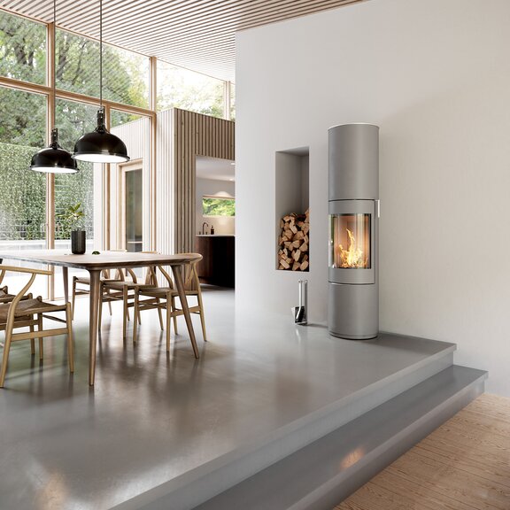 Holz-Kaminofen PILAR in Nickel mit Stahltür und Edelstahl Türgriff im Esszimmer mit modernem Einrichtungsstil