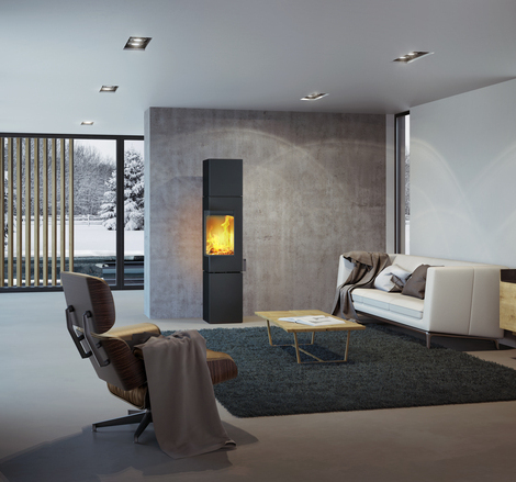 Holz-Kaminofen Q-BE XL in Schwarz mit Stahltür in modernem Wohnraum umgeben von einer schönen Schneelandschaft