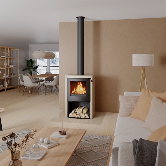 Holz-Kaminofen Q-TEE 2 C Porto mit Türgriff Rindsleder Braun im hellen Wohnzimmer mit Brauntönen und Herbstfarben