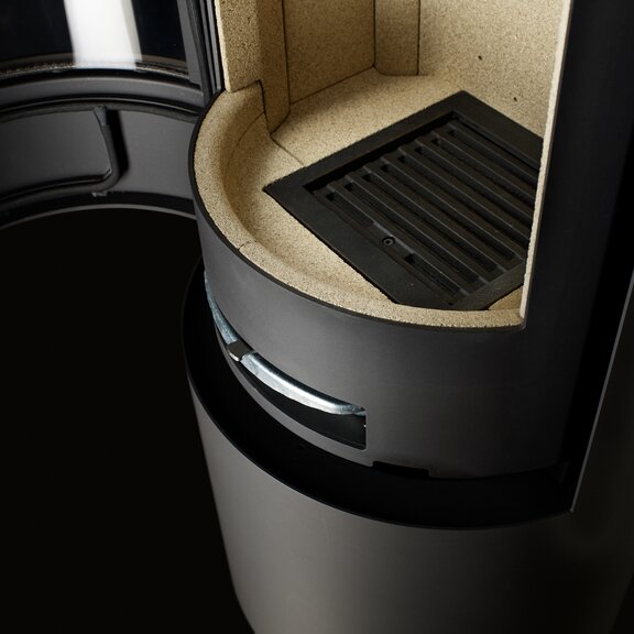 Praktischer Aschenrost im Feuerraum vom Holz-Kaminofen VIVA L in der Farbe Schwarz