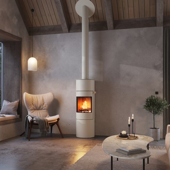 Holz-Kaminofen VIVA 140 L in der Farbe Sand mit Stahltür in einer modernen Wohnung in Erdtönen