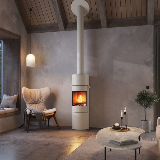 Holz-Kaminofen VIVA 140 L in der Farbe Sand mit Stahltür in einer modernen Wohnung in Erdtönen