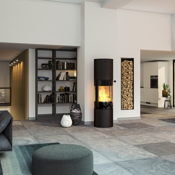 Holz-Kaminofen VIVA 160 L in Schwarz mit Vollglas-Feuerraumtür in grossräumigem, modernem Wohnraum