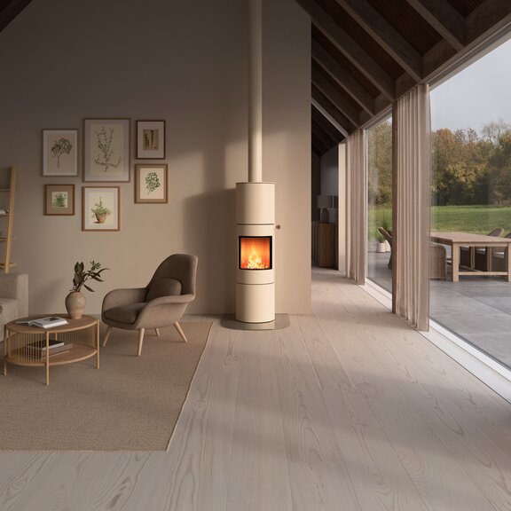 Holz-Kaminofen VIVA 160 L in der Farbe Sand mit Stahltüre und Türgriff Eiche Natur im hellen Wohnzimmer