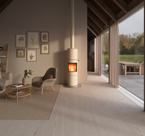 Holz-Kaminofen VIVA 160 L in der Farbe Sand mit Stahltüre und Türgriff Eiche Natur im hellen Wohnzimmer