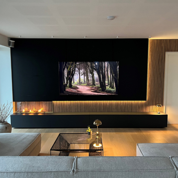 Bioethanolbrenner Denver F3 im Sideboard eines breiten Wohnzimmers