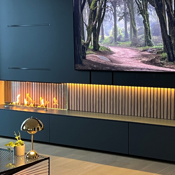 Bioethanolbrenner Denver F3 im Sideboard eines Wohnzimmers 