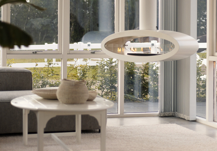 Stylische Bioethanol Feuerstelle Ellipse Ceiling in weiss im hellen Wohnzimmer