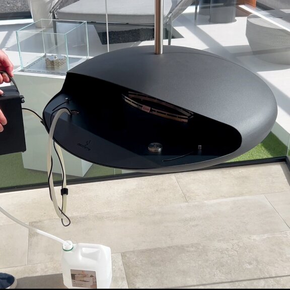 Nachfüllung des Bioethanolbrenners Espoo Ceiling