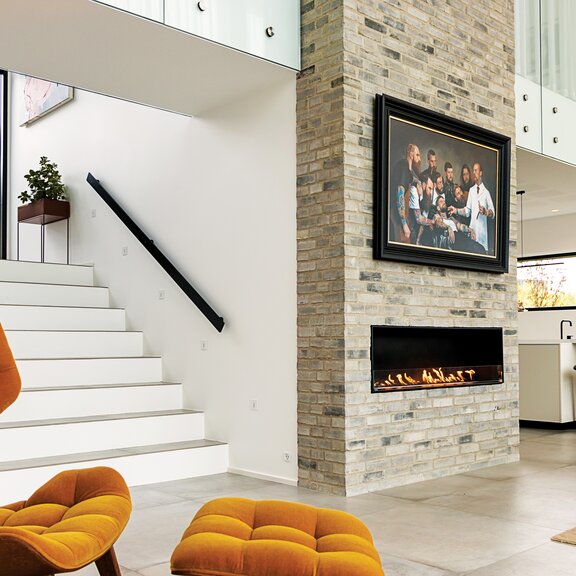 Bioethanolbrenner Montreal Front im Wohnzimmer mit Steinwand