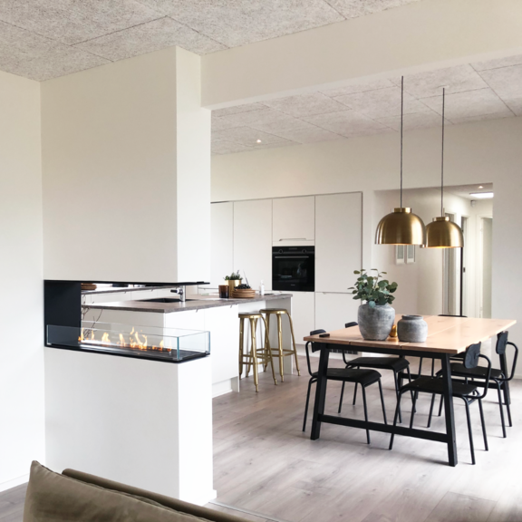 Bioethanolbrenner Montreal Raumteiler im Esszimmer mit heller Verkleidung