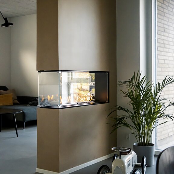 Bioethanolbrenner Montreal Raumteiler in modernem Wohnzimmer in brauner Verkleidung